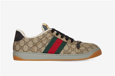 showgirl con sneaker gucci e jeans strappati|best gucci sneakers 2021.